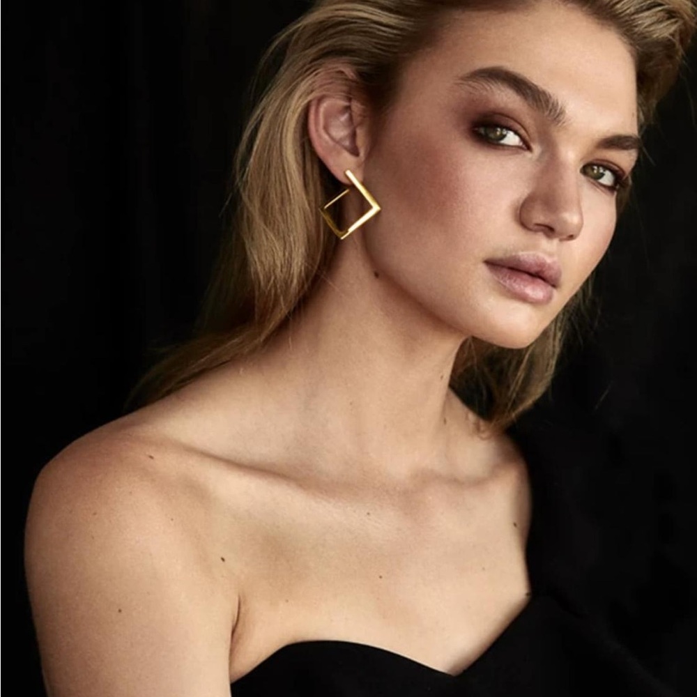 Gold square earrings (medium size)
